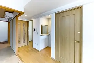 マンションリフォーム 2つの室内窓で明るさと子供を見守れるキッチンに