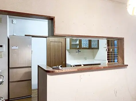 吊戸棚撤去前のダイニング側からのキッチン