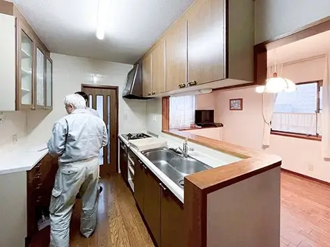 吊戸棚撤去前のキッチン