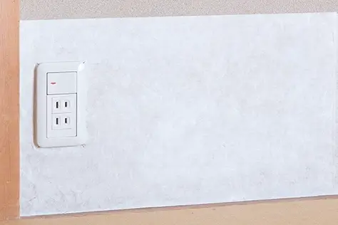 電気炉の遠隔スイッチ。電気炉のコードを床下に通し壁の既存コンセントにスイッチを追加しました。