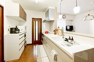 おお掃除しやすい！明るい！使い勝手を見直したキッチンリフォーム