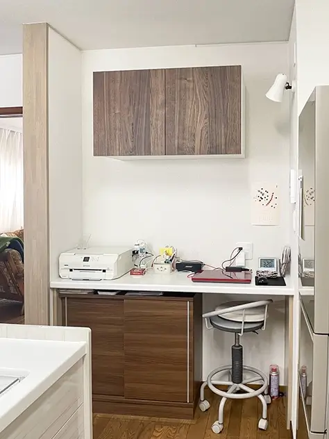 キッチン横の収納とカウンターデスク