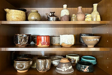茶室リフォーム。自作の茶器と今まで収集された骨董が並ぶ棚