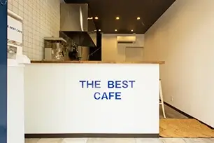 白を基調とした韓国風カフェ L字カウンターの造作と手すりの設置で機能性がアップしました
