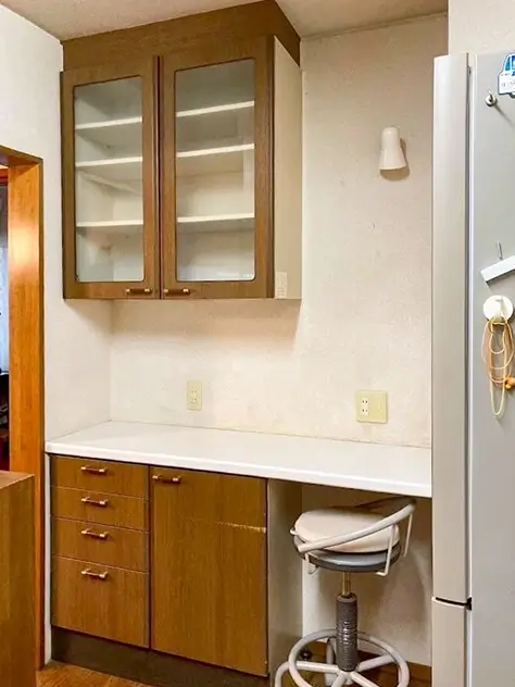 造り付けのキッチン横の収納