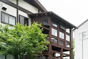 せっかくなら楽しもう！お母さまの趣味と建築士である娘さんの挑戦を詰め込んだ木製サンルーム