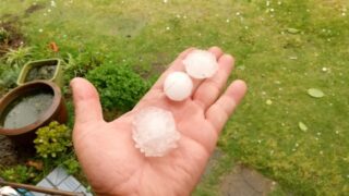 ゴルフボール大の雹